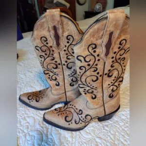 Corral women's leather w/ black embroidery sz 7
