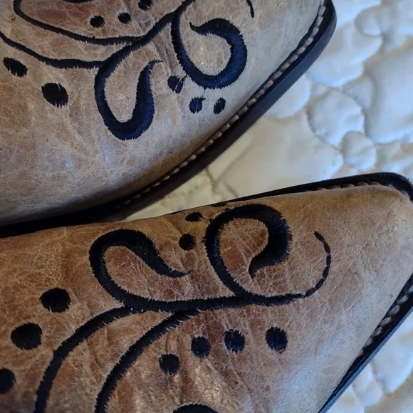 Corral women's leather w/ black embroidery sz 7