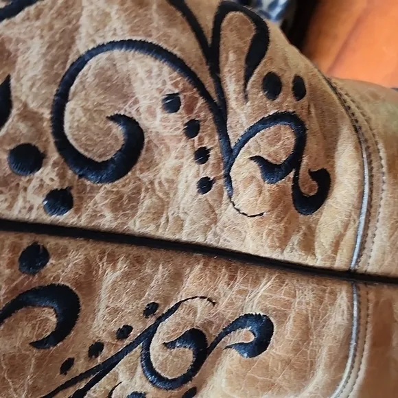 Corral women's leather w/ black embroidery sz 7