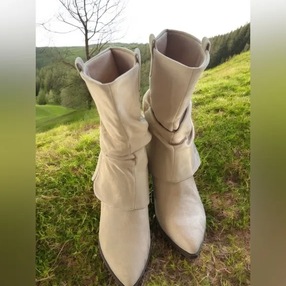 Coutgo Cream Heeled Boots with Slouchy Suede Design