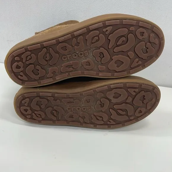Crocs Lodge Point Suede Pull Up Boots in Tan Size 9