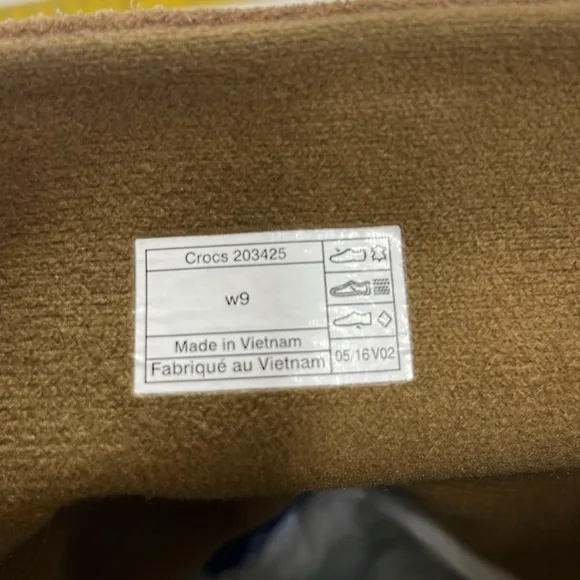 Crocs Lodge Point Suede Pull Up Boots in Tan Size 9