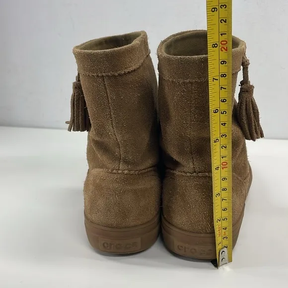 Crocs Lodge Point Suede Pull Up Boots in Tan Size 9