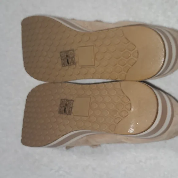 DOLCE VITA  Jhax Sneaker In Almond Suede SIZE 9 Womans