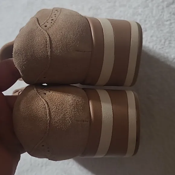 DOLCE VITA  Jhax Sneaker In Almond Suede SIZE 9 Womans