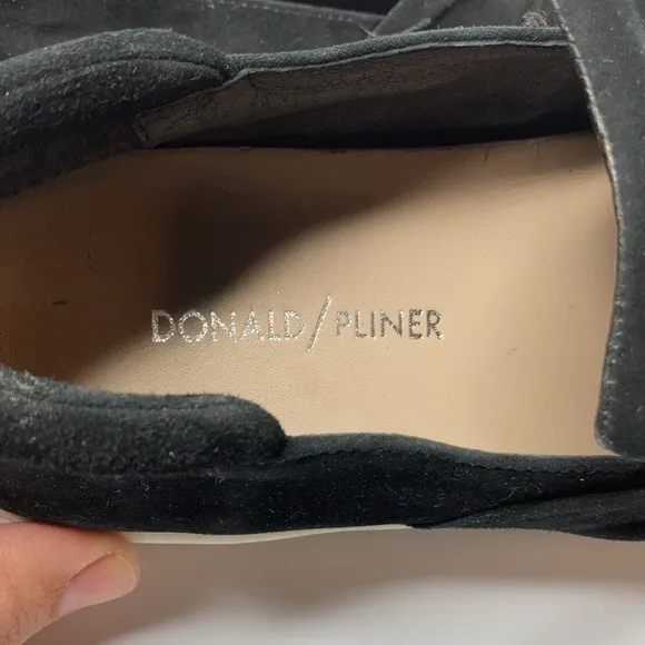 Donald J Pliner Celest knot front suede slip on sneakers size 8