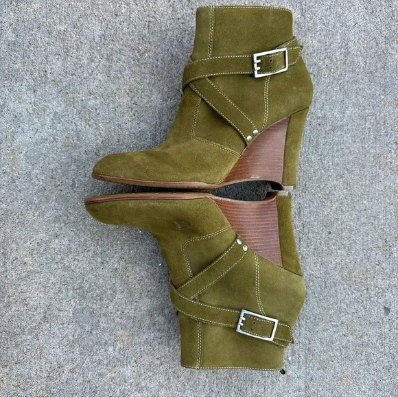 Donald J Pliner Hannah Sport-I-Que Olive Suede Leather Bootie Size 9.5 READ