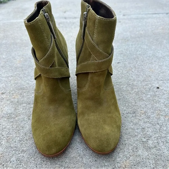 Donald J Pliner Hannah Sport-I-Que Olive Suede Leather Bootie Size 9.5 READ
