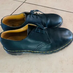 Dr. Martens 1461  Man 13 Black Yellow Stitching, Made in England.