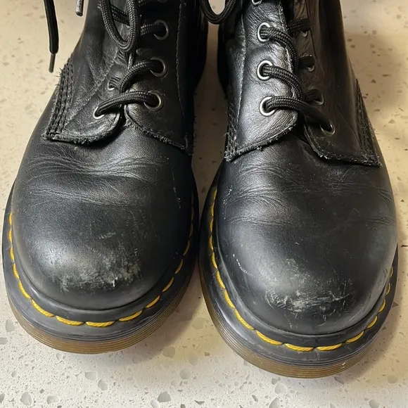Dr Martens 8 leather boots