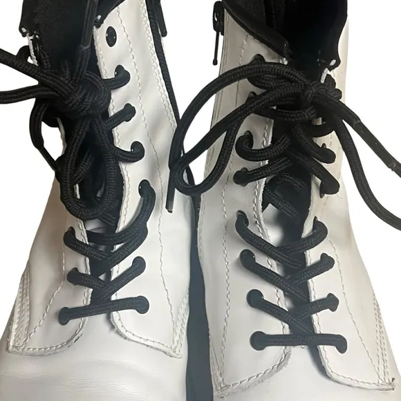 Dr. Martens boots White and Black Lace-Up Boots size 5