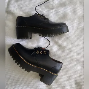 Dr. Martens Classic Black Leather Women's Shoes New Without Box