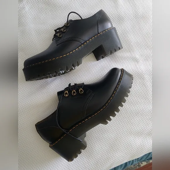 Dr. Martens Classic Black Leather Women's Shoes New Without Box