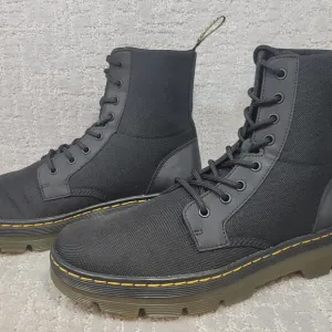 Dr. Martens Combs AW004 Unisex Adults Size US M10 L11 Black Lace Up Combat Boot