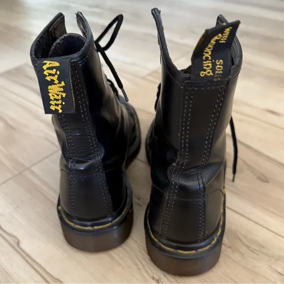 Dr. Martens girls Air Wair Black leather high top Boots Size 3