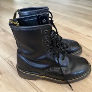 Dr. Martens girls Air Wair Black leather high top Boots Size 3