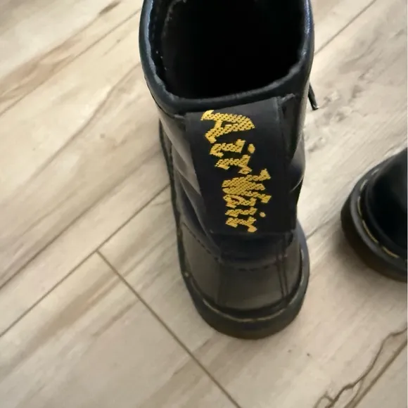 Dr. Martens girls Air Wair Black leather high top Boots Size 3