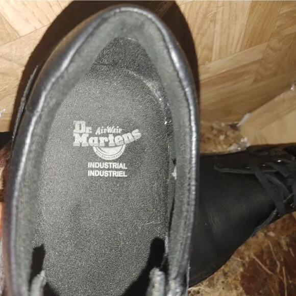 Dr Martens men's Airwair black leather fashion shoes size 10.   562
