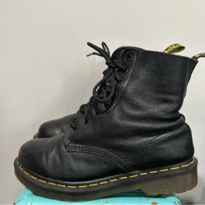 Dr. Martens Pascal AW004 Black Soft Leather Boots Size 7