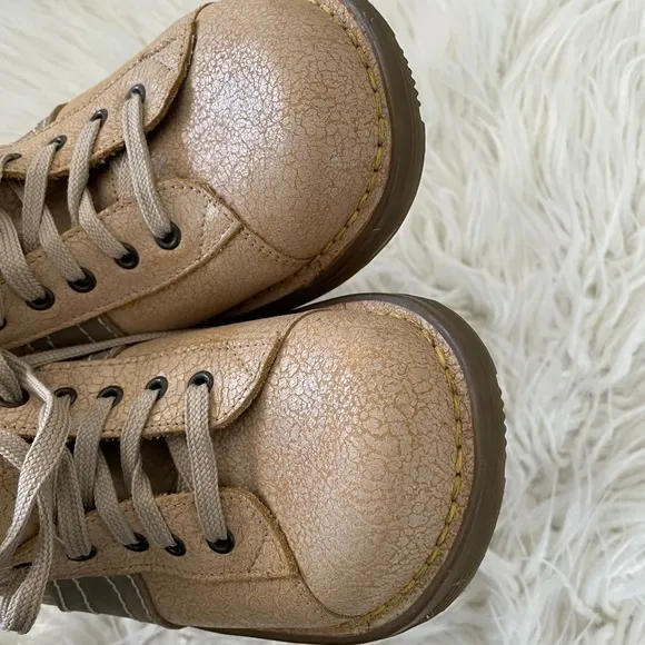 Dr Martens tan crackle leather lace up air cushion shoes size UK 7 US‎ 8