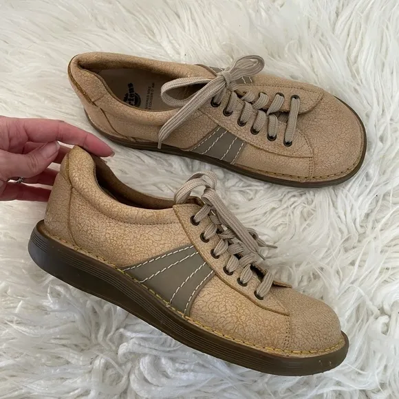 Dr Martens tan crackle leather lace up air cushion shoes size UK 7 US‎ 8