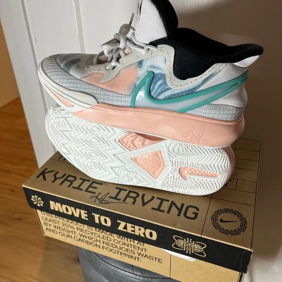 •DS• Nike Kyrie 8 GO (GS) sneakers. 6Y / 7.5W / EUR 38.5