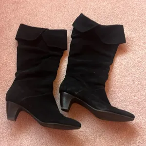 EASY SPIRIT Black Heeled Boots Suede Worn Once in Box Size 8.5