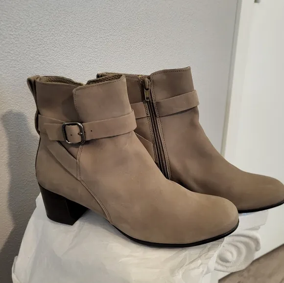 ECCO Clasdic Ankle Bootie