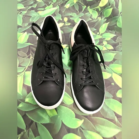 ECCO Women's Soft Black Leather Sneaker size 8-8.5