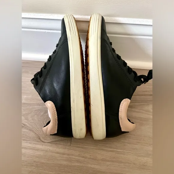ECCO Women's Soft Black Leather Sneaker size 8-8.5