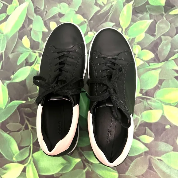 ECCO Women's Soft Black Leather Sneaker size 8-8.5