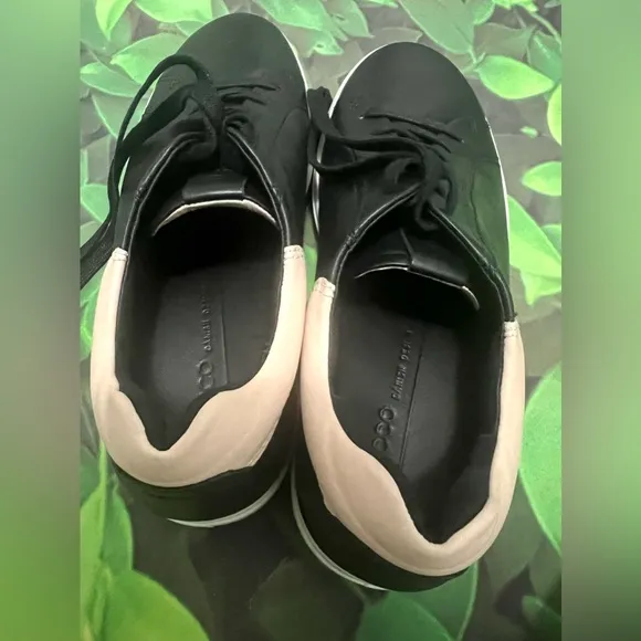 ECCO Women's Soft Black Leather Sneaker size 8-8.5