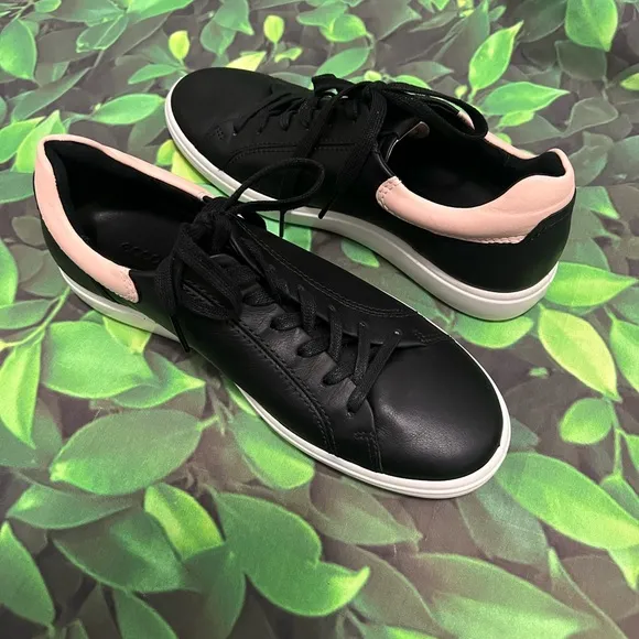 ECCO Women's Soft Black Leather Sneaker size 8-8.5