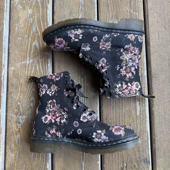EUC Doc Martens RARE Floral 9D03 Combat Boots 8-Eyelet in Women's 7 / EU 38