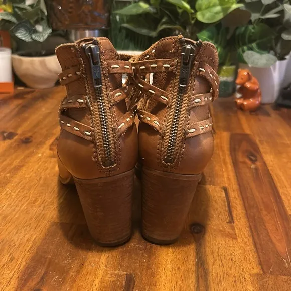 EUC Frye Naomi Pickstitch Whiskey/Cognac Leather Ankle 3&quot; Heel Boots..Size:10