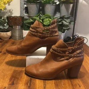 EUC Frye Naomi Pickstitch Whiskey/Cognac Leather Ankle 3&quot; Heel Boots..Size:10