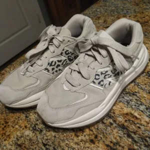 EUC New Balance 57/40 Timberwolf Leopard Gray Sneakers W5740APB Women's US 8 B