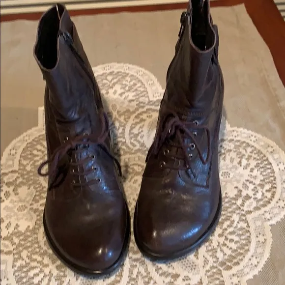 Fidji Shoes | Asra Bootie