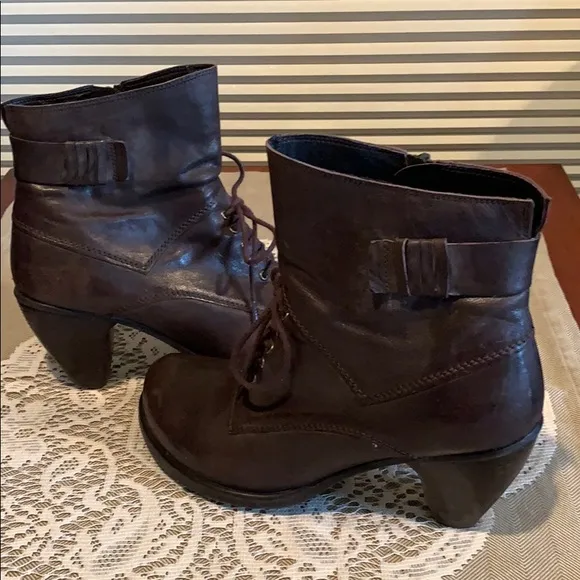 Fidji Shoes | Asra Bootie