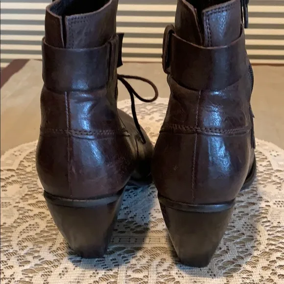 Fidji Shoes | Asra Bootie