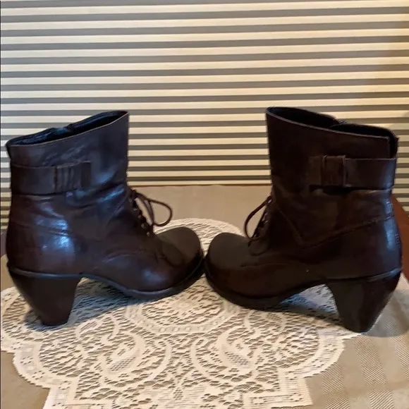 Fidji Shoes | Asra Bootie