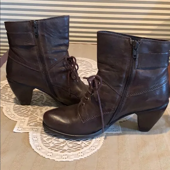 Fidji Shoes | Asra Bootie