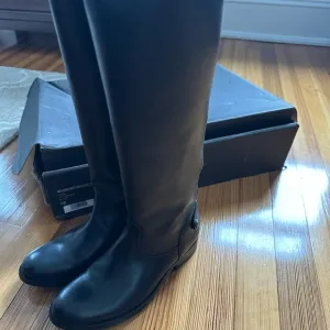 Frye Melissa Black button back zip Knee-High Leather Boots NEW 7