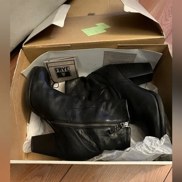 Frye Patty Artisan Zip Leather Bootie Black Size 8.5