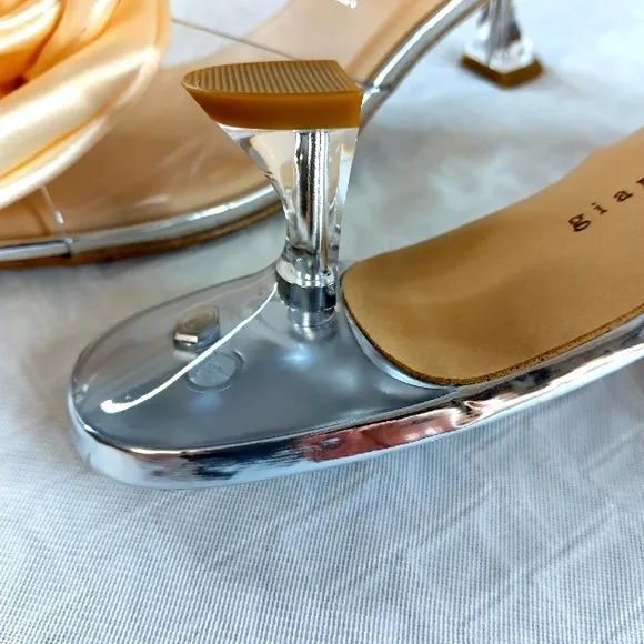 Gianni Bini the Alana Clear Flower dress sandals. Slip on Lucite heel 7.5 woman