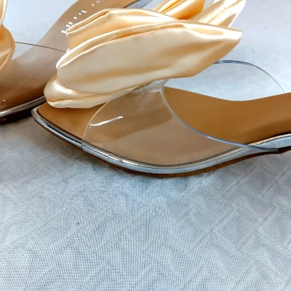 Gianni Bini the Alana Clear Flower dress sandals. Slip on Lucite heel 7.5 woman