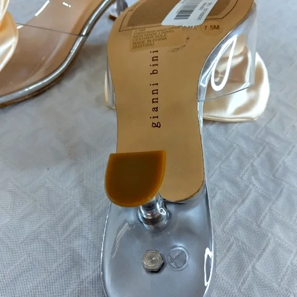 Gianni Bini the Alana Clear Flower dress sandals. Slip on Lucite heel 7.5 woman