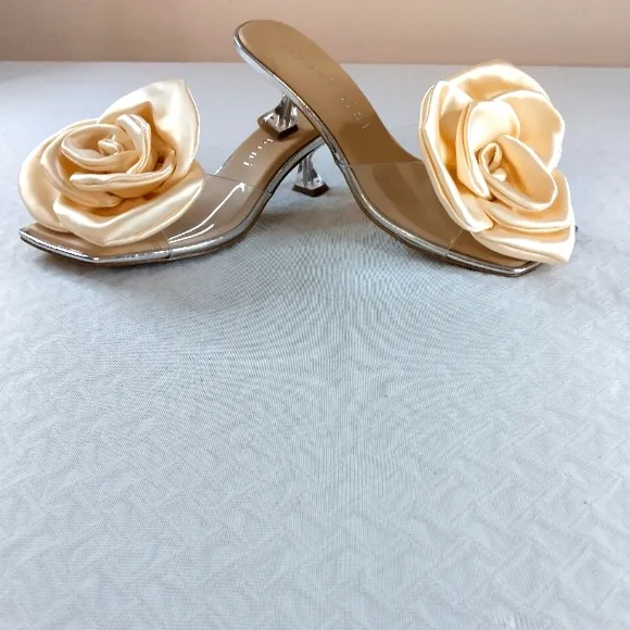 Gianni Bini the Alana Clear Flower dress sandals. Slip on Lucite heel 7.5 woman