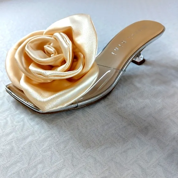 Gianni Bini the Alana Clear Flower dress sandals. Slip on Lucite heel 7.5 woman