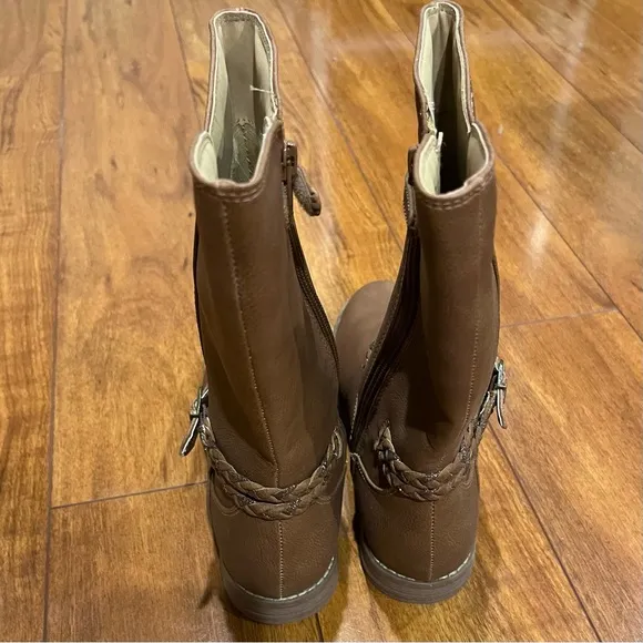 Girl’s Size 4 Brown Leather Boots